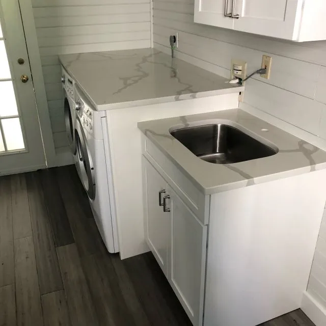 Laundry room counter in calacatta quartz